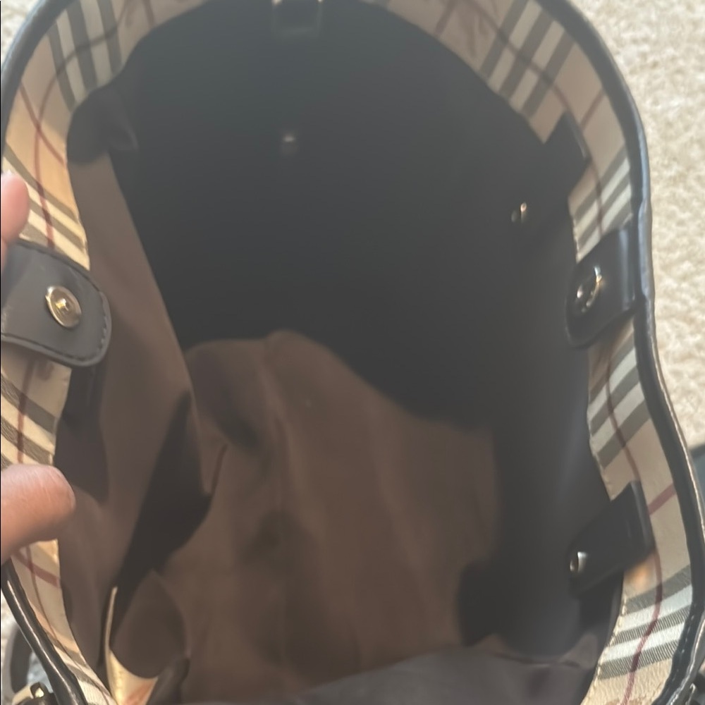 Burberry Cream and Black Tote Bag with Iconic Design - Picture 4 of 10